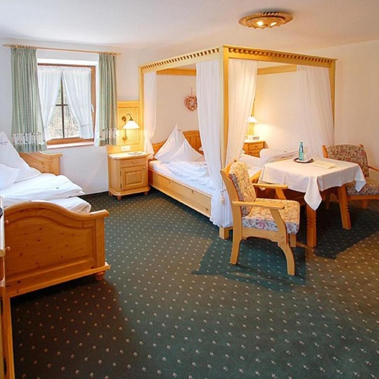 Landhaus Degen - Dreibettzimmer mit Bergblick - 1