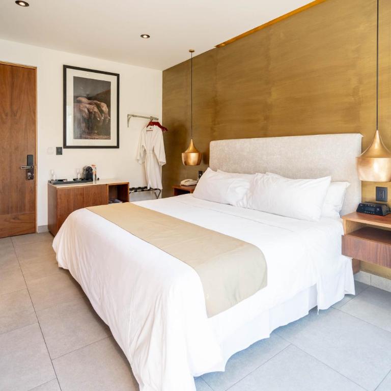 IT Boutique Hotel & Restaurant - Habitación con cama extragrande y balcón - 14