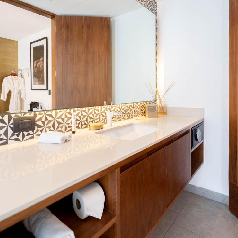 IT Boutique Hotel & Restaurant - Habitación con cama extragrande y balcón - 9