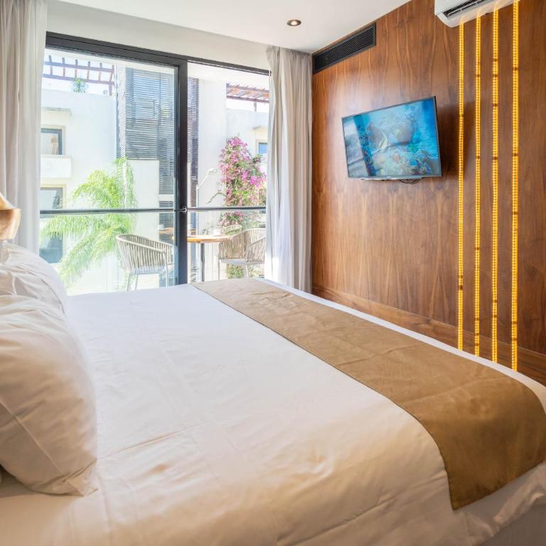 IT Boutique Hotel & Restaurant - Habitación con cama extragrande y balcón - 10