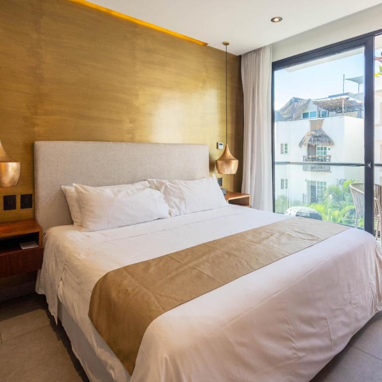 IT Boutique Hotel & Restaurant - Habitación con cama extragrande y balcón - 15