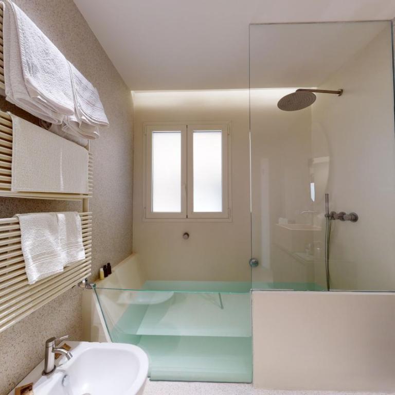 Carletta's Aparta-Suite & Spa - Queen Room with Spa Bath - 10