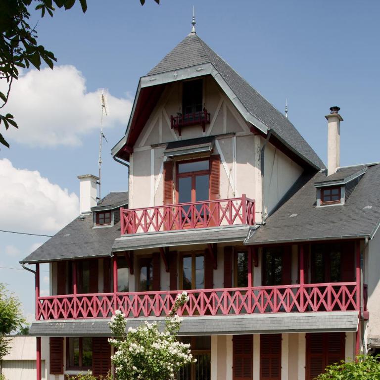 Chambres de charme avec piscine - Le Monde de Charlie - Proche Vichy - Chambre Familiale - Vue sur Jardin - 3