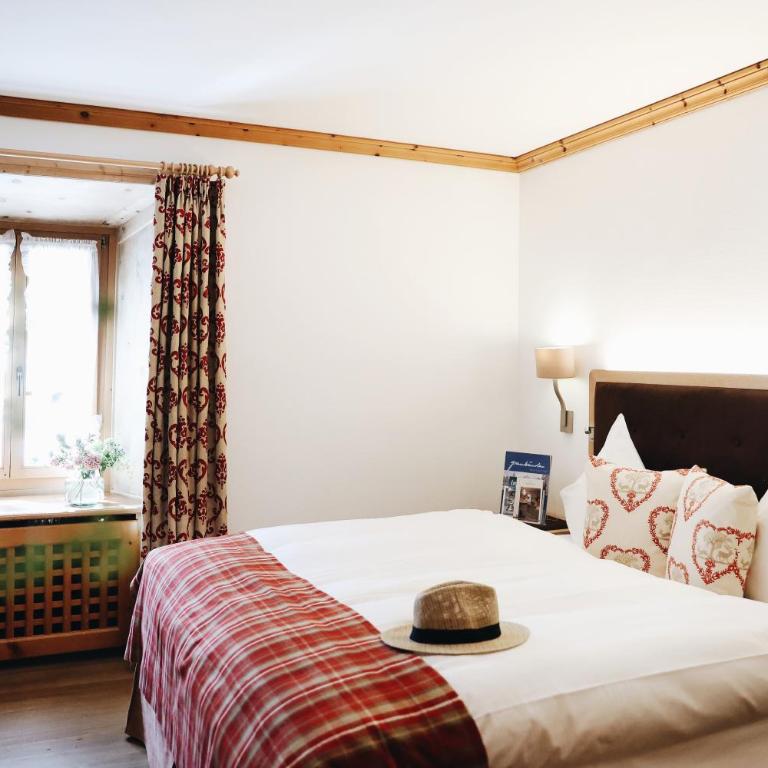 Hotel Steinbock Pontresina - Standard Double Room with parquet floor - 1