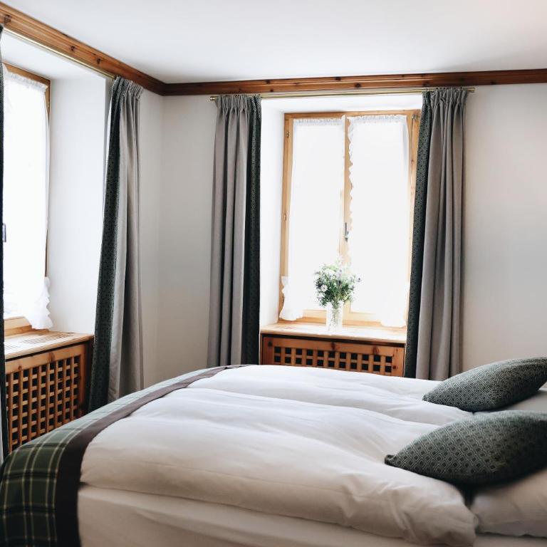 Hotel Steinbock Pontresina - Standard Double Room with parquet floor - 4