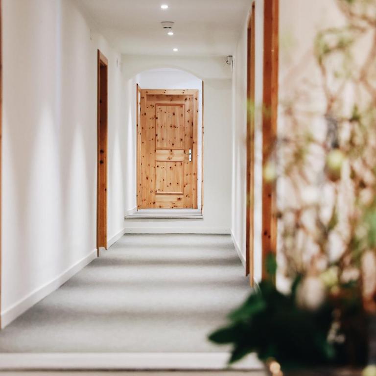 Hotel Steinbock Pontresina - Standard Double Room with parquet floor - 3