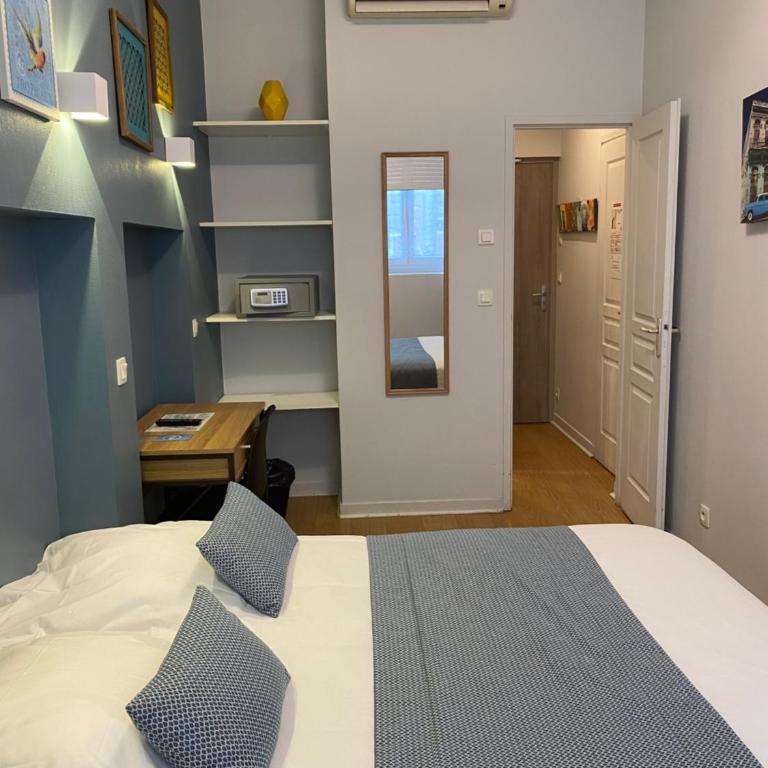 Lyo Hôtel - Centre Lyon Perrache - Chambre Double avec Baignoire - Rez-de-Chaussée - 1