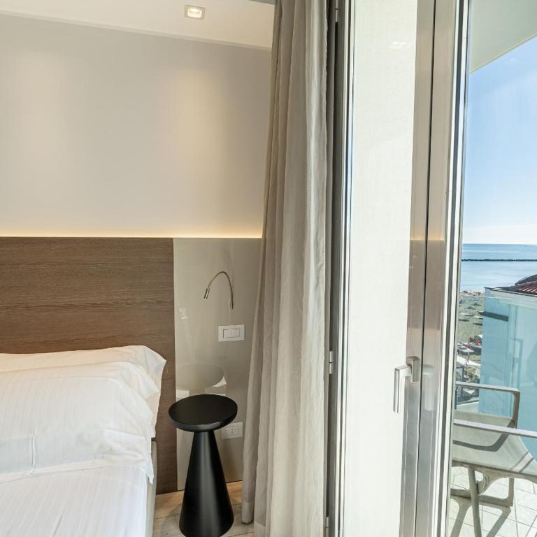 Hotel Savini - Camera Familiare con Vista Mare Laterale - 6