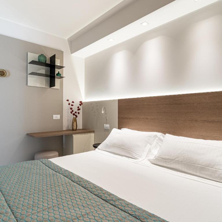 Hotel Savini - Camera Familiare con Vista Mare Laterale - 8
