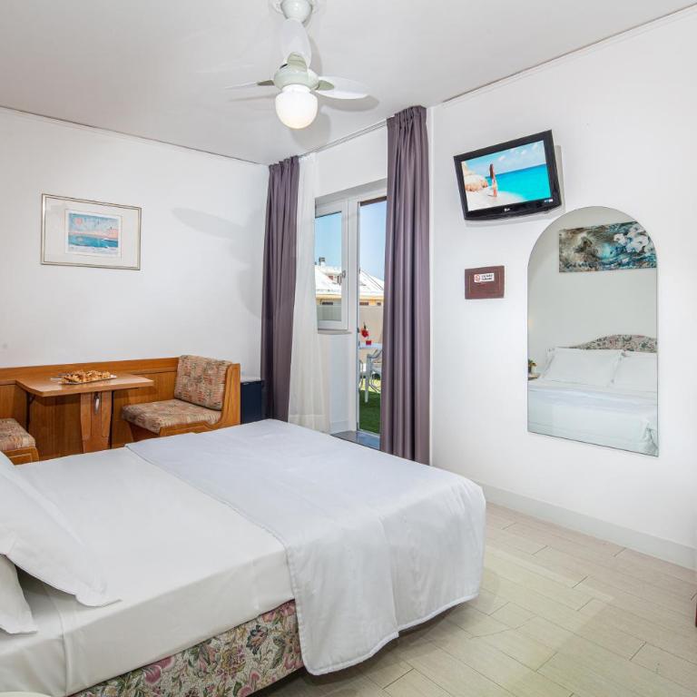 Hotel Alexander - Camera Familiare con Vista Mare - 2