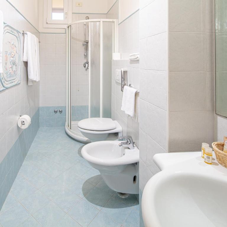 Hotel Alexander - Camera Familiare con Vista Mare - 4
