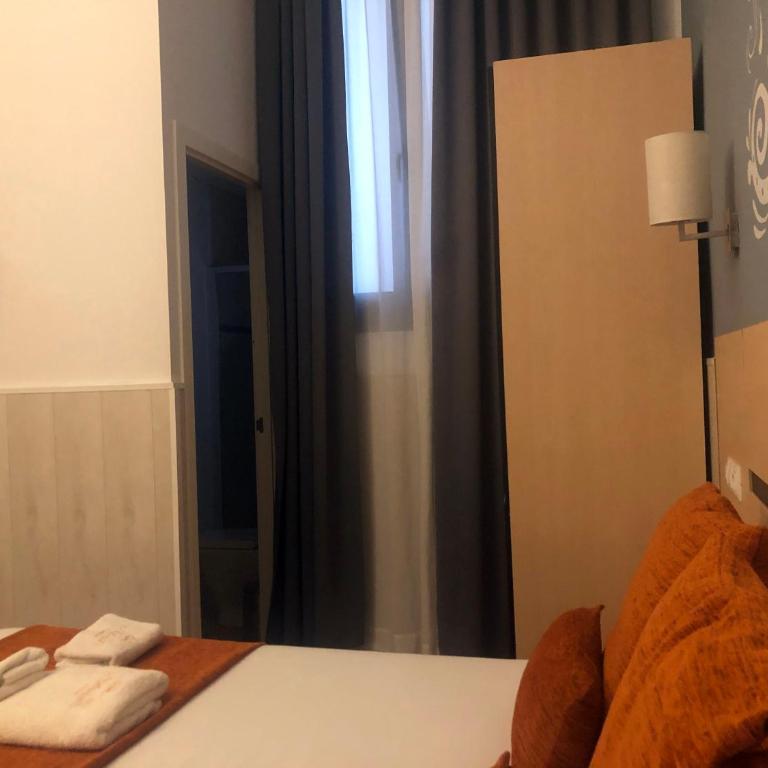 Hostal Live Natura Barcelona - Double or Twin Room - 7