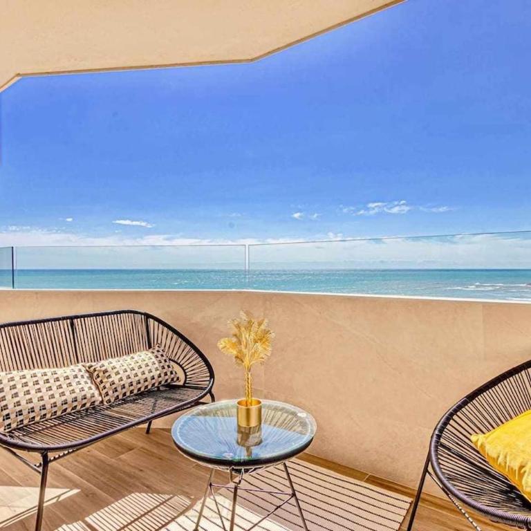 797 Holiday Rentals - Benalbeach- Moderno piso para 4 con vistas al mar - Two-Bedroom Apartment - 1