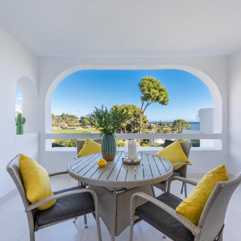 Azahara 1 8B Beautiful apartment frontline golf in popular Aloha - Apartamento de 2 dormitorios - 20