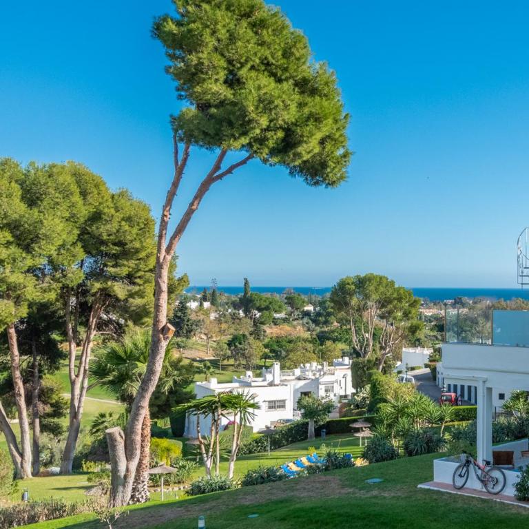 Azahara 1 8B Beautiful apartment frontline golf in popular Aloha - Apartamento de 2 dormitorios - 25