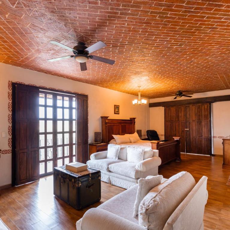 Hacienda Maria Eugenio - Deluxe Suite - 2