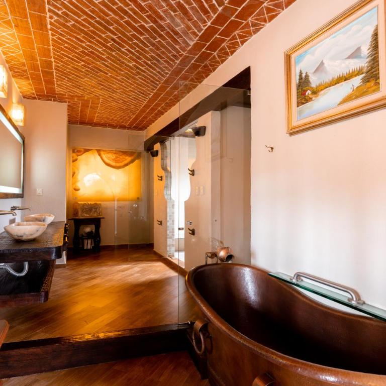 Hacienda Maria Eugenio - Deluxe Suite - 4