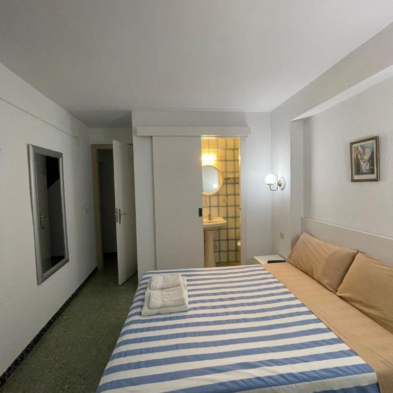 P&R hostals Maria Rosa - Habitación Doble con balcón - 7