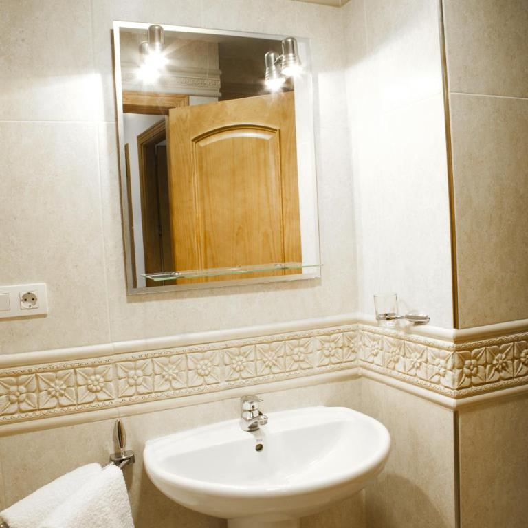 Apartamentos Carolina - Apartamento de 2 dormitorios con vistas a la calle (5 adultos) - 31