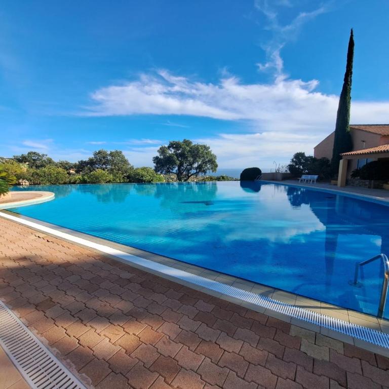 APPARTEMENT CLIMATISÉ AVEC TERRASSE ET APERÇU MER - Golfe de Saint-Tropez - Appartement 1 Chambre - 3