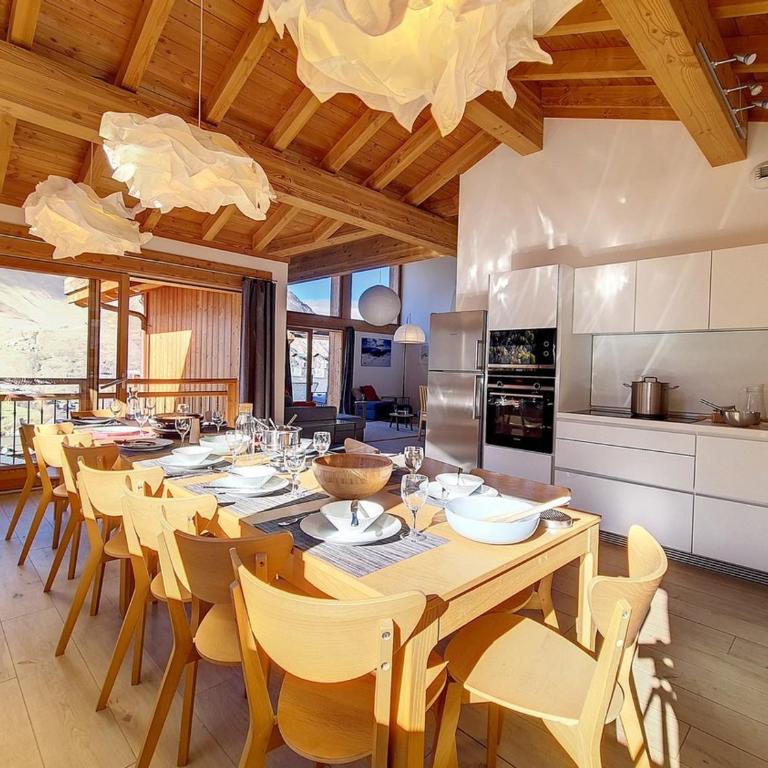 Chalet spacieux avec sauna, accès pistes, Wi-Fi et parking - FR-1-344-720 - Chalet - 3