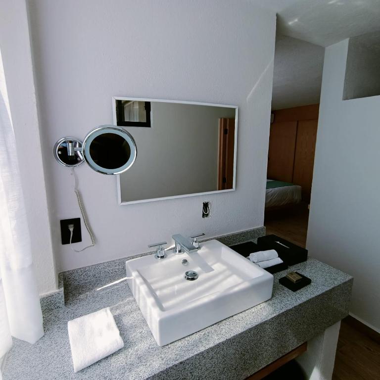 Sunrock Hotel & Suites - Suite - 7