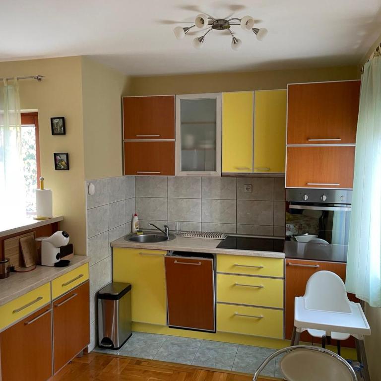 Yellow & Green Apartment - One-Bedroom Apartment - 10