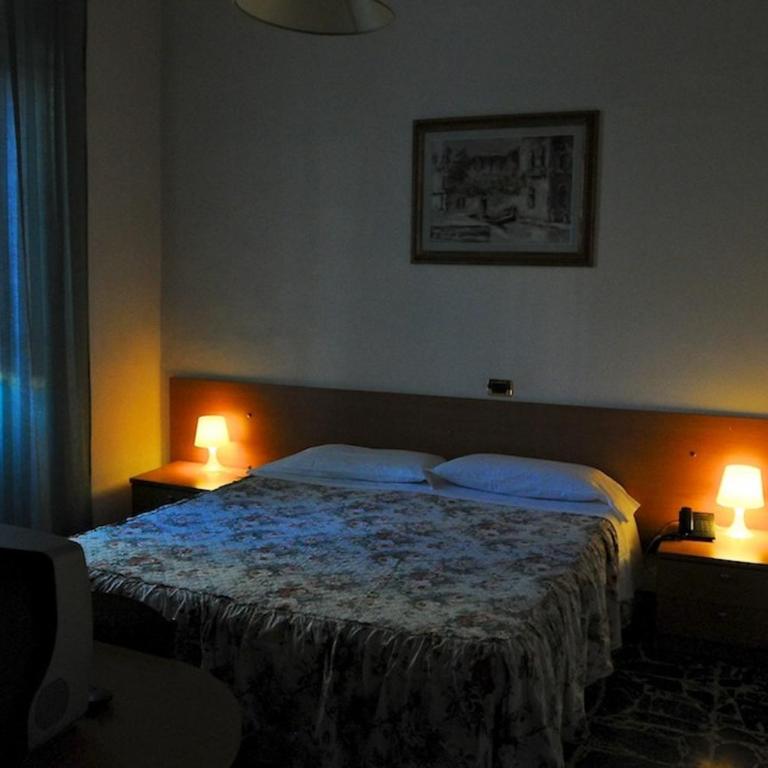 Albergo Italia di Nardi Renzo & C Snc - Camera Matrimoniale/Doppia con Letti Singoli - 8