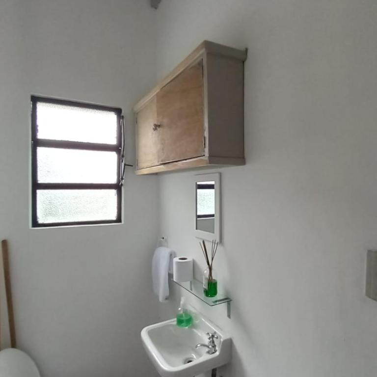 Casa de Huéspedes Muñiz sobre parque de 1000m2, 1 dormitorio, 20m2 cubiertos, baño con ducha, pileta cilíndrica de 3x076 - Casa con 1 dormitorio - 16