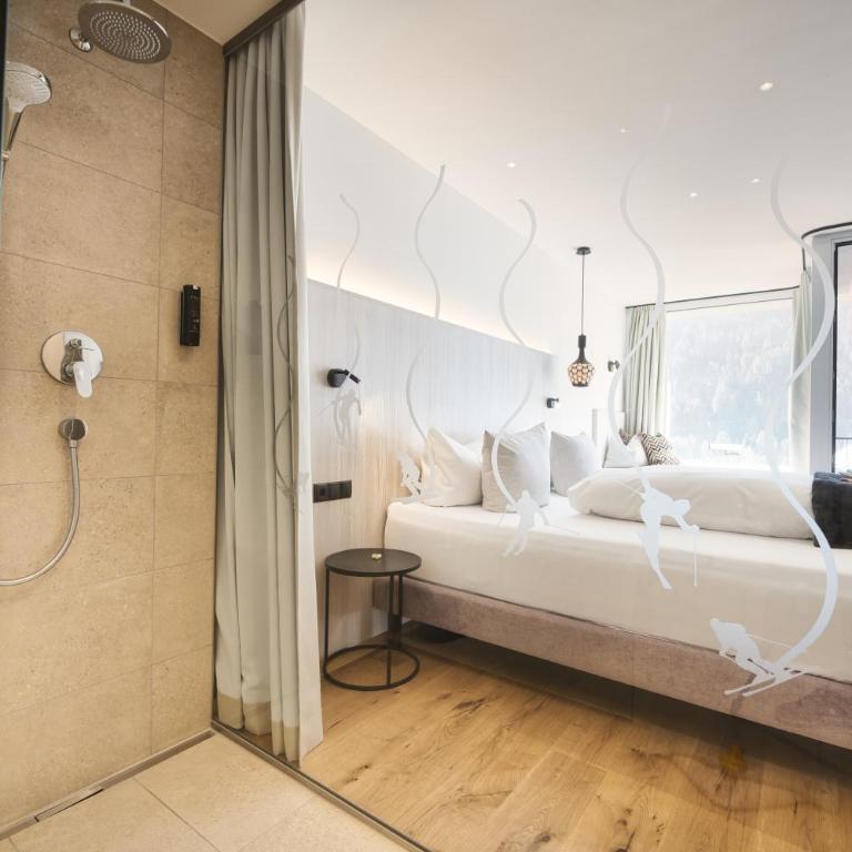 Hotel Die Arlbergerin - Zimmer mit Kingsize-Bett und Bergblick - 1
