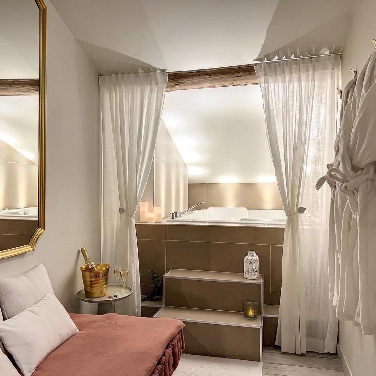 Cocon Blanc câlin avec Jacuzzi privatif - LoveRoom Insolite - Appartement Deluxe - 5