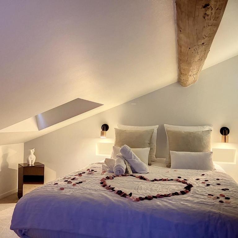 Cocon Blanc câlin avec Jacuzzi privatif - LoveRoom Insolite - Appartement Deluxe - 19