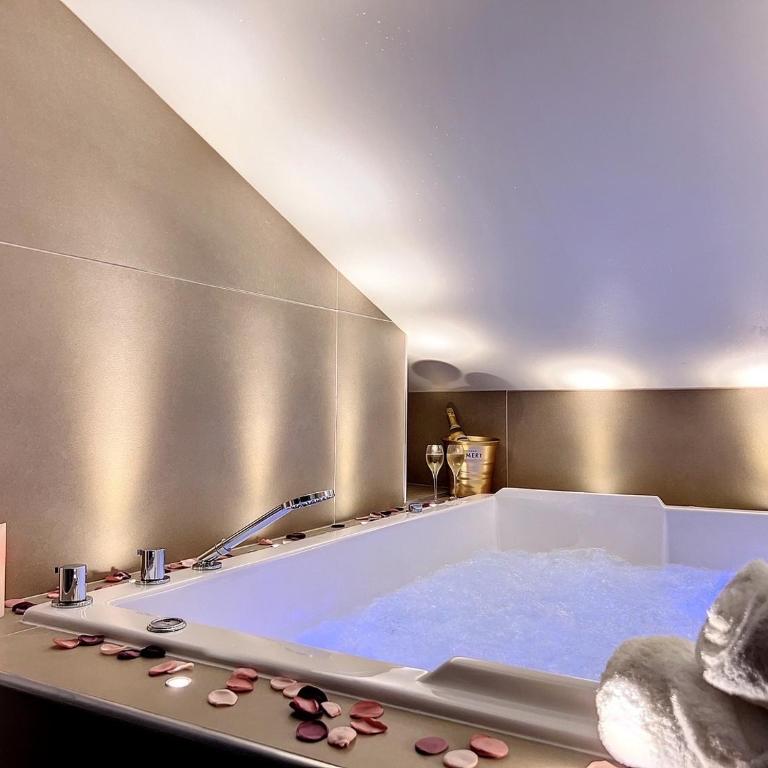 Cocon Blanc câlin avec Jacuzzi privatif - LoveRoom Insolite - Appartement Deluxe - 1