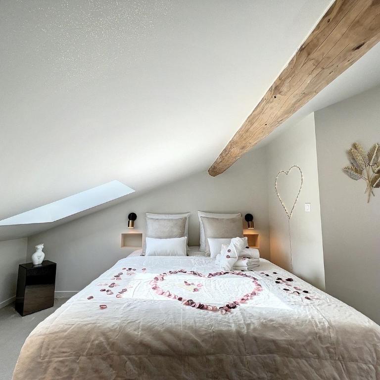 Cocon Blanc câlin avec Jacuzzi privatif - LoveRoom Insolite - Appartement Deluxe - 27