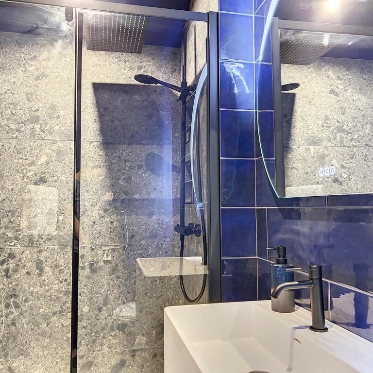 Cocon Blanc câlin avec Jacuzzi privatif - LoveRoom Insolite - Appartement Deluxe - 8
