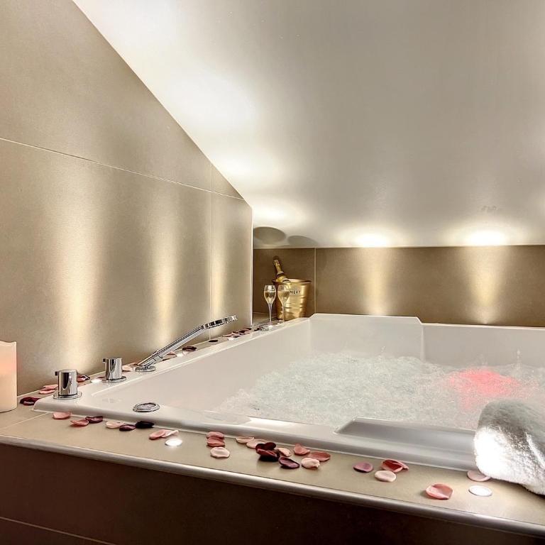 Cocon Blanc câlin avec Jacuzzi privatif - LoveRoom Insolite - Appartement Deluxe - 12