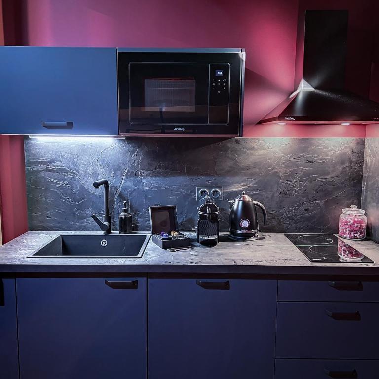 Suite Rouge baiser avec Jacuzzi privatif - LoveRoom Insolite - Apartamento de 1 dormitorio - 6