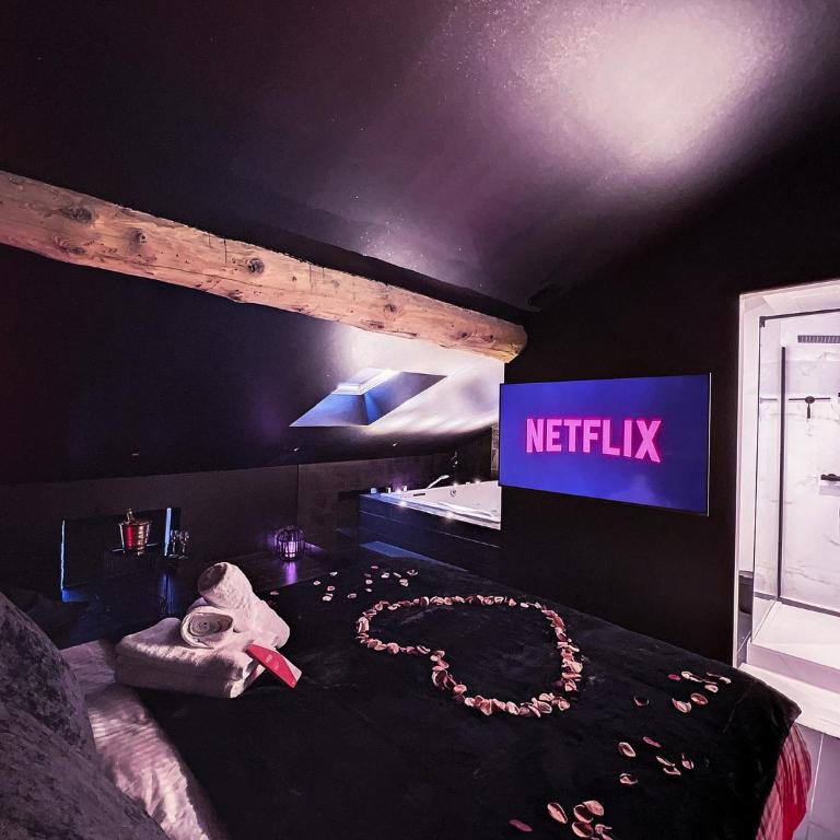 Suite Rouge baiser avec Jacuzzi privatif - LoveRoom Insolite - Apartamento de 1 dormitorio - 2
