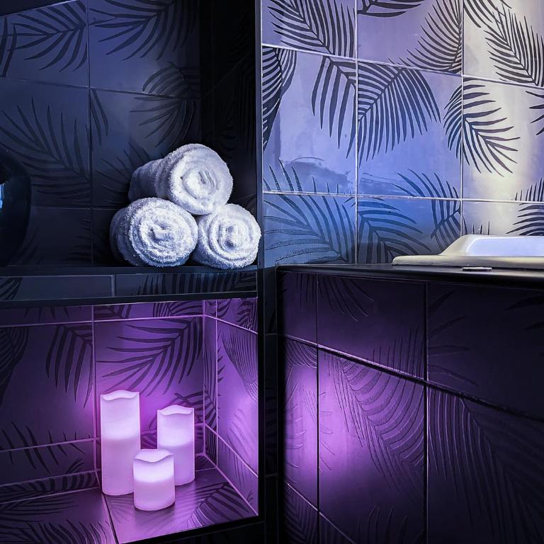 Suite Rouge baiser avec Jacuzzi privatif - LoveRoom Insolite - Apartamento de 1 dormitorio - 11
