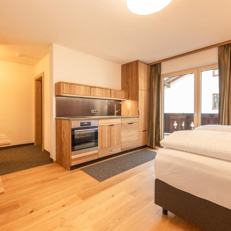 Pension Gulla - Ferienhaus Appartements B&B - Familiensuite mit Balkon - 2