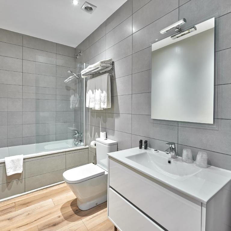 Hotel Parada Puigcerda - Quadruple Room - 2