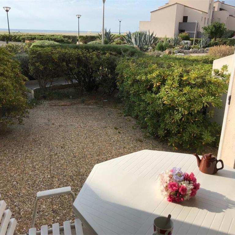 Magnifique T2 en bord de mer, 4 couchages, terrasse, parking, plage à pied, proche commerces et Aqualand - FR-1-81-56 - Appartement (4 Adultes) - 1
