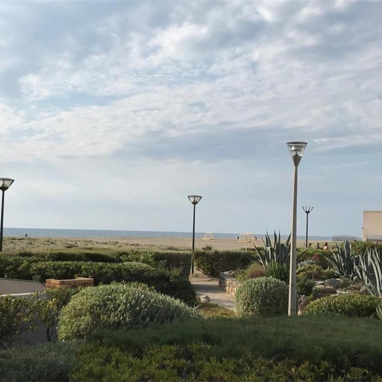 Magnifique T2 en bord de mer, 4 couchages, terrasse, parking, plage à pied, proche commerces et Aqualand - FR-1-81-56 - Appartement (4 Adultes) - 2
