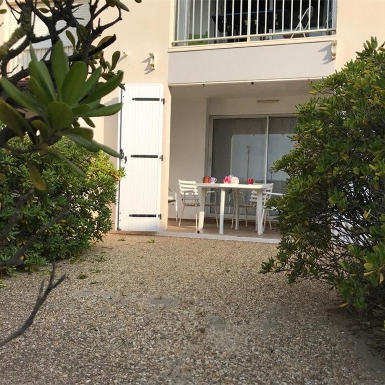 Magnifique T2 en bord de mer, 4 couchages, terrasse, parking, plage à pied, proche commerces et Aqualand - FR-1-81-56 - Appartement (4 Adultes) - 3
