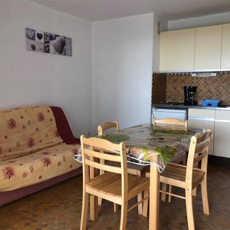 Magnifique T2 en bord de mer, 4 couchages, terrasse, parking, plage à pied, proche commerces et Aqualand - FR-1-81-56 - Appartement (4 Adultes) - 6