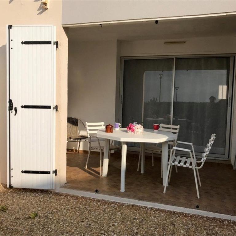 Magnifique T2 en bord de mer, 4 couchages, terrasse, parking, plage à pied, proche commerces et Aqualand - FR-1-81-56 - Appartement (4 Adultes) - 10