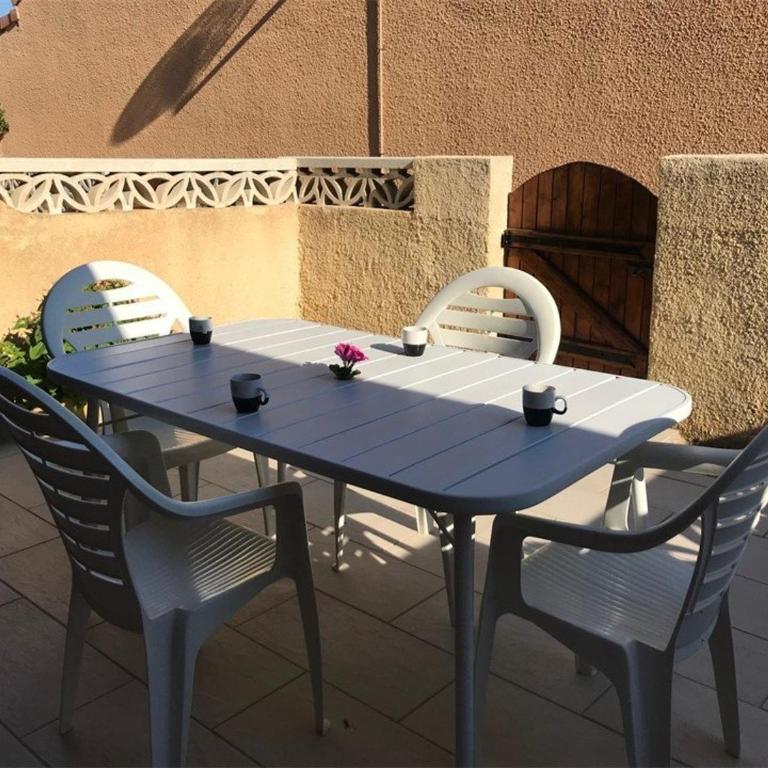 Pavillon T2 Mezzanine, 6 couchages, proche plage, terrasse, parking privé, TV, lave-linge - FR-1-81-92 - Villa - 2