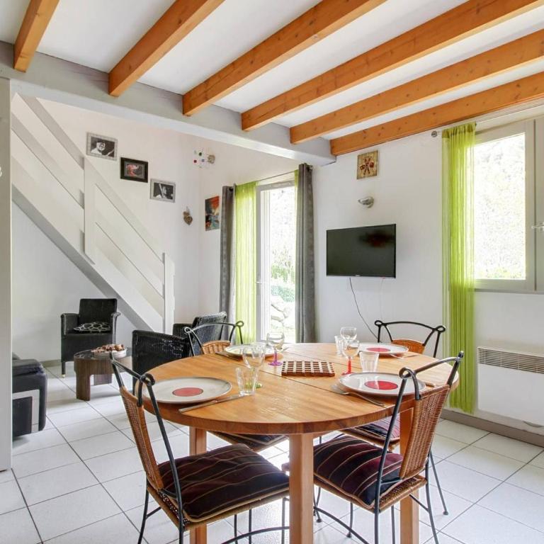 Chalet mitoyen 3 chambres, 60m², belle vue, 1km centre-ville, navette ski, parking, terrasse - FR-1-401-3 - Maison de Vacances - 1