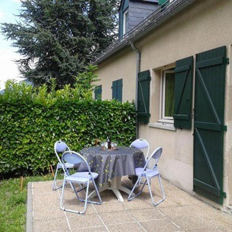 Chalet mitoyen 3 chambres, 60m², belle vue, 1km centre-ville, navette ski, parking, terrasse - FR-1-401-3 - Maison de Vacances - 6