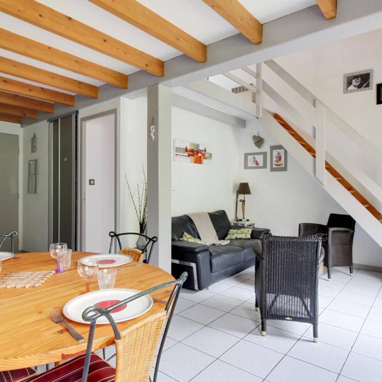 Chalet mitoyen 3 chambres, 60m², belle vue, 1km centre-ville, navette ski, parking, terrasse - FR-1-401-3 - Maison de Vacances - 7
